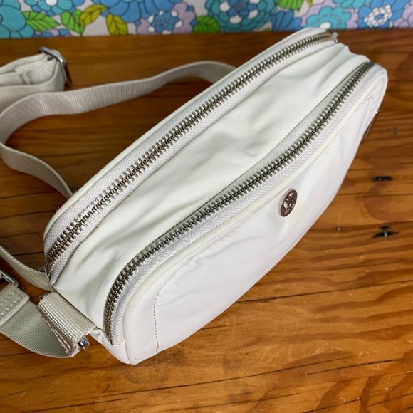 Lululemon  Ivory White Crossbody Camera Bag 2L - Picture 4 of 15